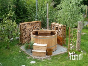 TÜNNI RUND Ø 180 cm für 5 Personen, Hotpot; Badefass; Badezuber; Badebottich; Hottub; Hot tub kaufen; Holzbadewanne; Badetonne; Hot Tubs; Alpenbad; Hotpot kaufen; Hotpot Schweiz; Garten Holzbad; Bain nordique; bain finlandais; Ofuro; spa en bois