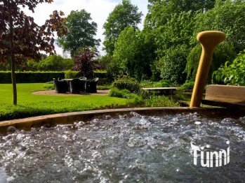 Hotpot mit Sprudel und Whirlsystem, Hottub Sprudelanlage, Badezuber mit Luftblatern