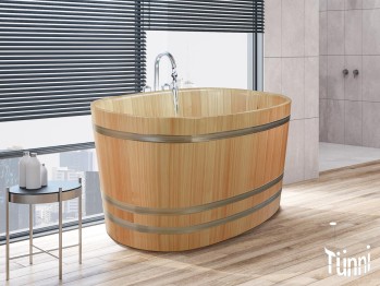 furo Holzbadewanne Oval aus Lärche freistehend in einem modernen Raum.