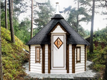 7.0 m², Saunakota; Saunahütte; Gartensauna; Aussensauna; Saunahütte kaufen; Saunahaus; Saunafass Schweiz; Fasssauna kaufen; Sauna Holzofen; Sauna Beratung; Saunakota mit holzofen; Saunakota kaufen; außensauna kaufen; Saunaofen; Finnische Sauna; kota Sauna