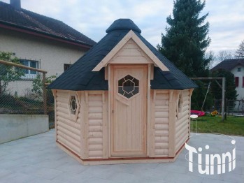 Saunakota; Saunahütte; Gartensauna; Aussensauna; Saunahütte kaufen; Saunahaus; Saunafass Schweiz; Fasssauna kaufen; Sauna Holzofen; Sauna Beratung; Saunakota mit holzofen; Saunakota kaufen; außensauna kaufen; Saunaofen; Finnische Sauna; kota Sauna