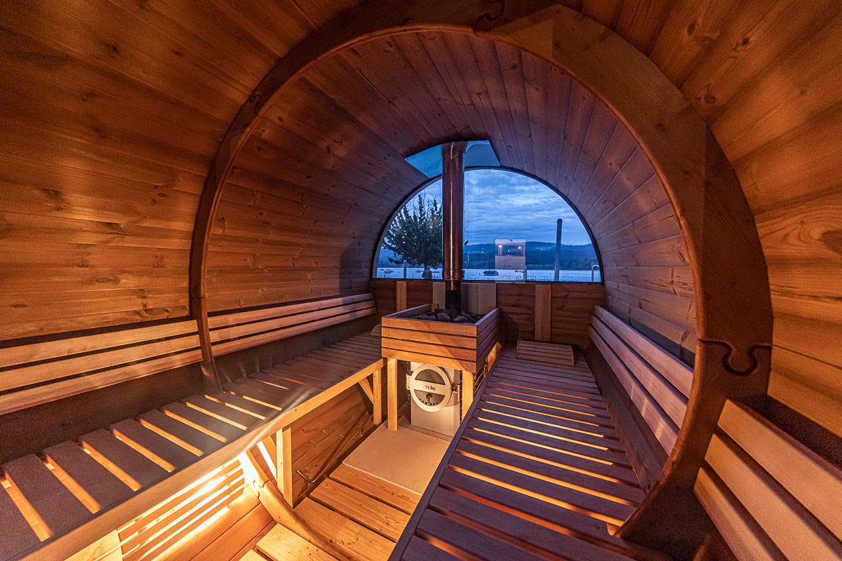 Sauna am See in Uster Fasssauna von Innen am Abend